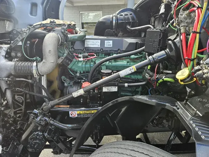 2019 VOLVO VNL64T760