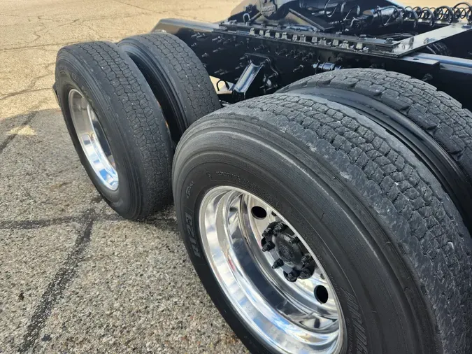 2022 VOLVO VNL64T760