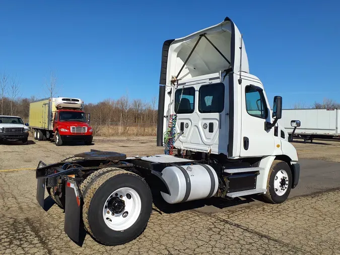 2017 FREIGHTLINER/MERCEDES CASCADIA 113