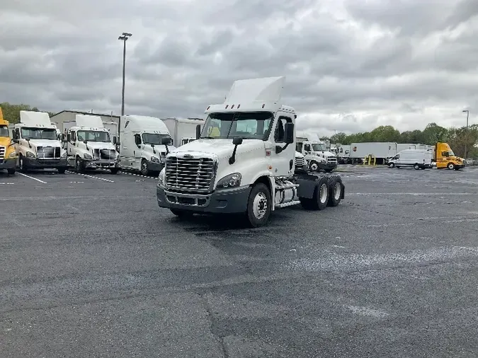 2017 Freightliner X12564ST