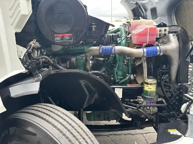 2021 VOLVO VNL64T760