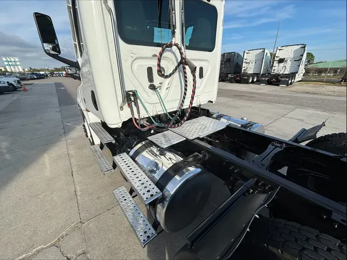 2020 FREIGHTLINER CASCADIA 126