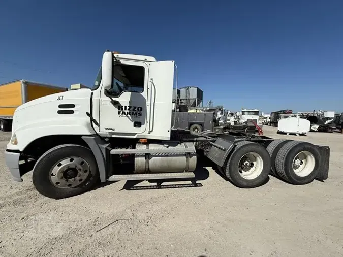 2004 MACK VISION CX613