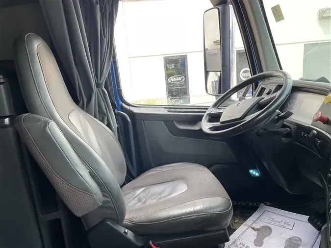 2019 VOLVO VNL760