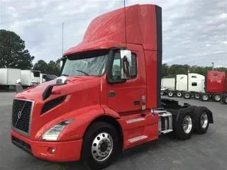 2020 VOLVO VNR300