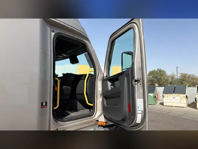 2025 Freightliner Cascadia 126