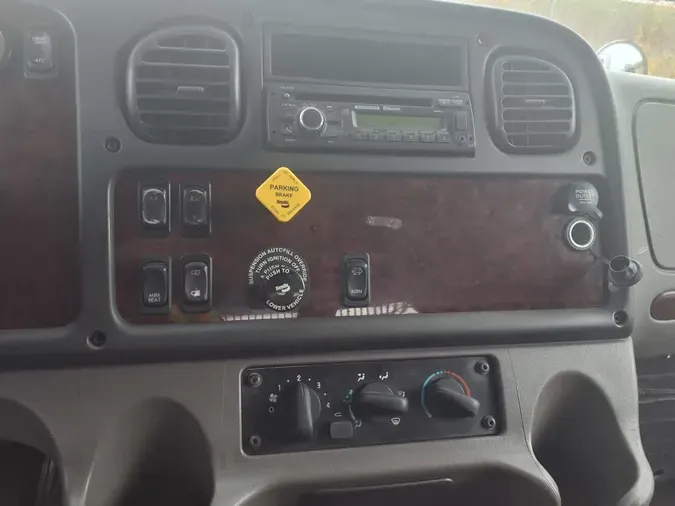 2015 FREIGHTLINER/MERCEDES M2 106
