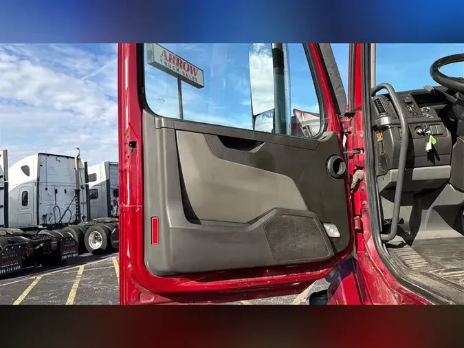 2022 VOLVO VNL64T300