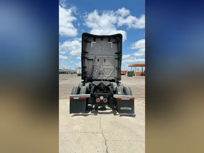 2025 Freightliner Cascadia 126