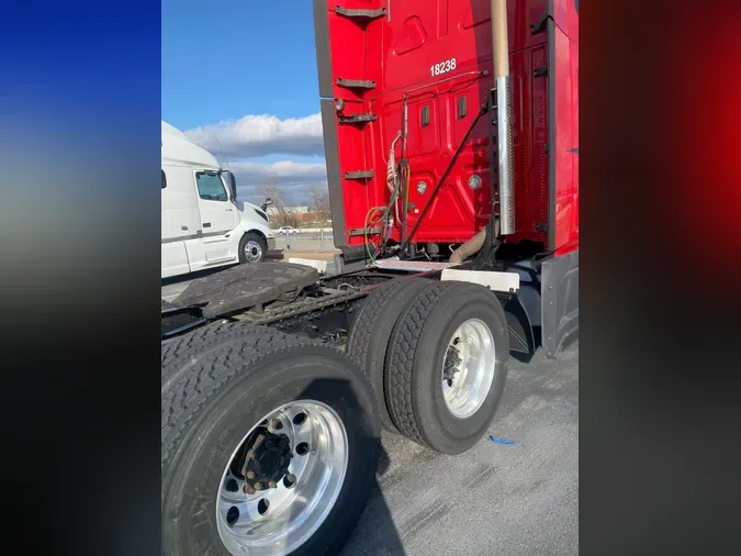 2020 FREIGHTLINER CASCADIA 126