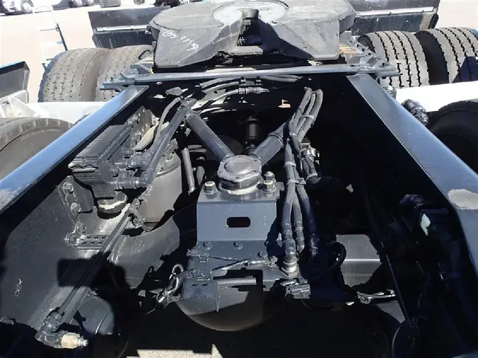 2025 VOLVO VNL64T860