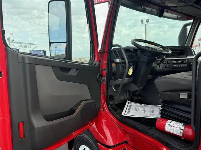 2020 VOLVO VNR300