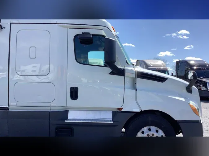 2021 Freightliner Cascadia 126