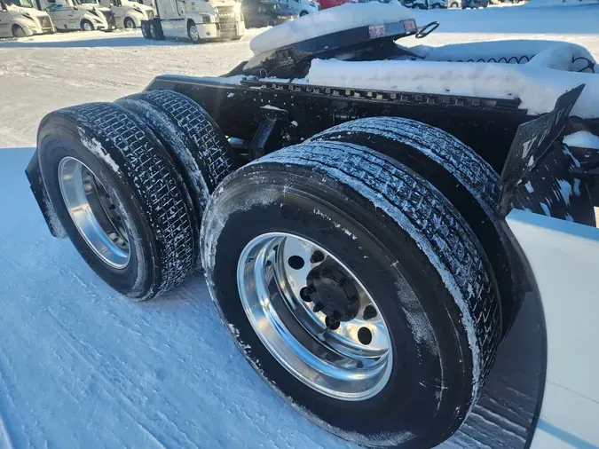 2025 VOLVO VNL64T760