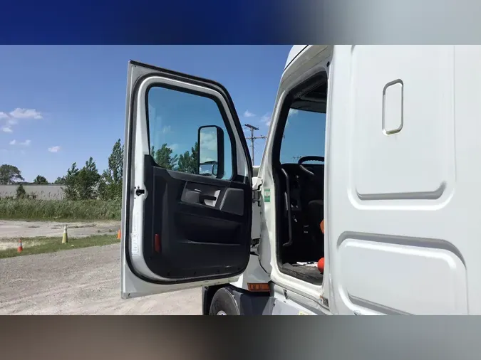 2020 Freightliner Cascadia 126