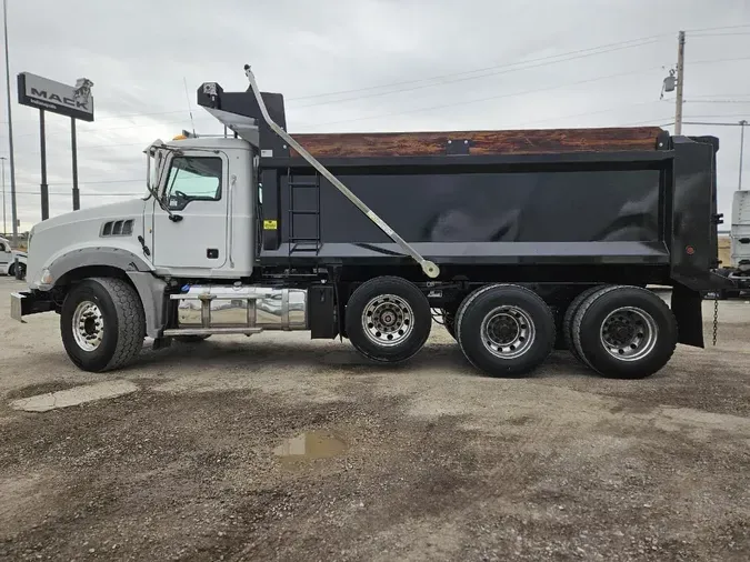 2015 MACK GU813