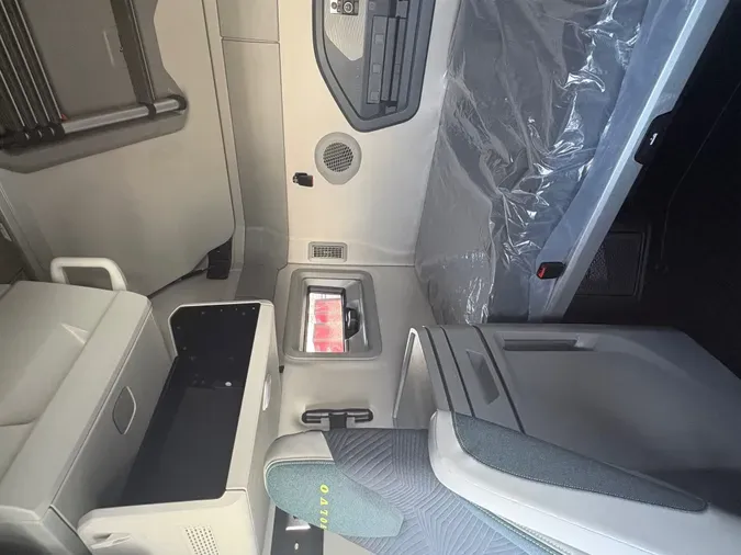 2027 VOLVO TRUCK VNL64TV04