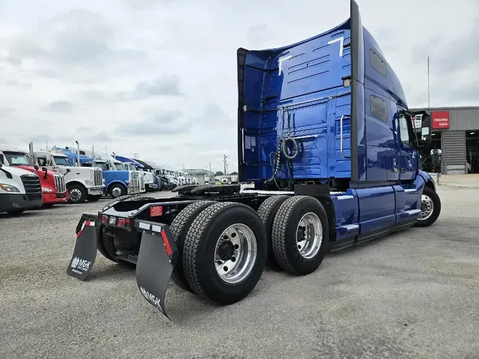 2021 VOLVO VNL64T760