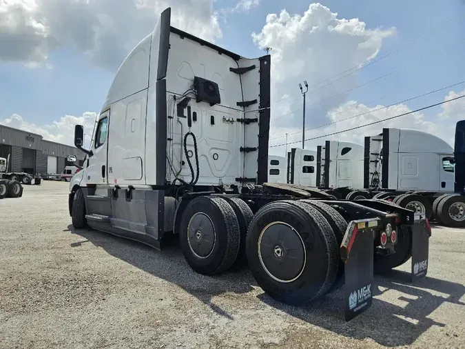 2021 FREIGHTLINER Cascadia 126