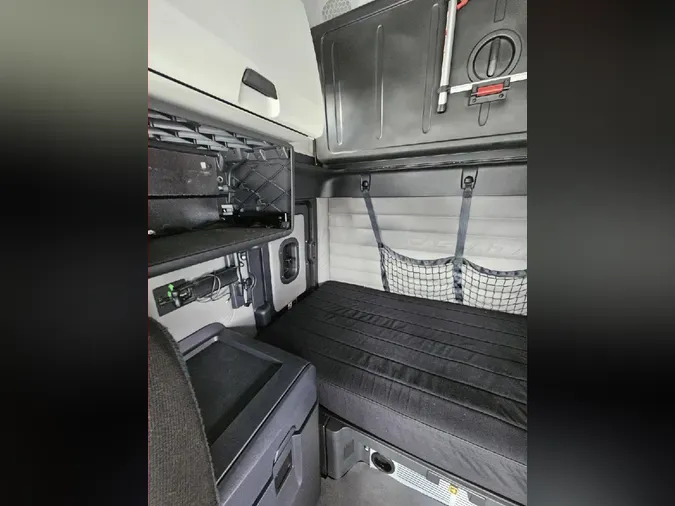 2021 FREIGHTLINER CASCADIA CA126