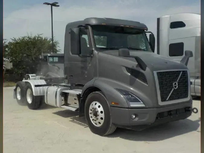 2022 VOLVO VNR64T300