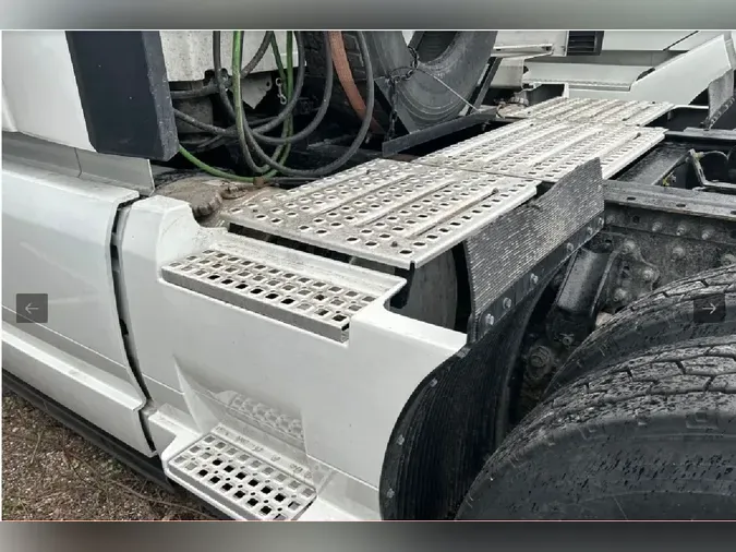 2025 VOLVO VNL64T760