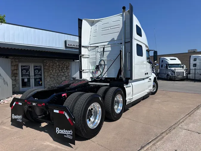 2025 VOLVO VNL64T860