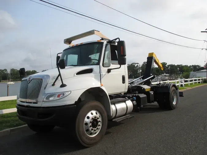 2017 INTERNATIONAL 4300