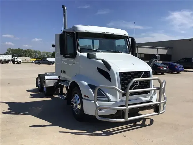 2022 VOLVO VNR64T300