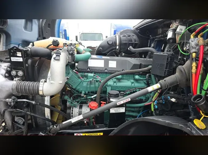 2021 VOLVO VNL760