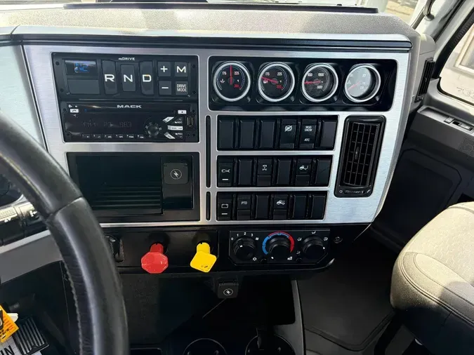 2021 MACK AN64T