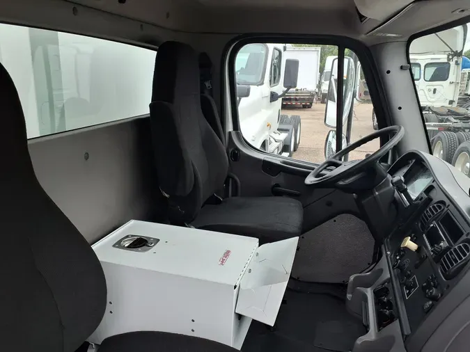 2016 FREIGHTLINER/MERCEDES M2 106