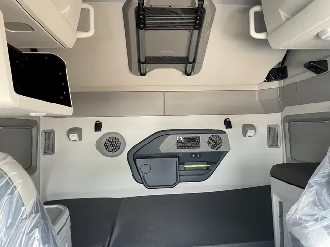 2026 VOLVO VNL64T860
