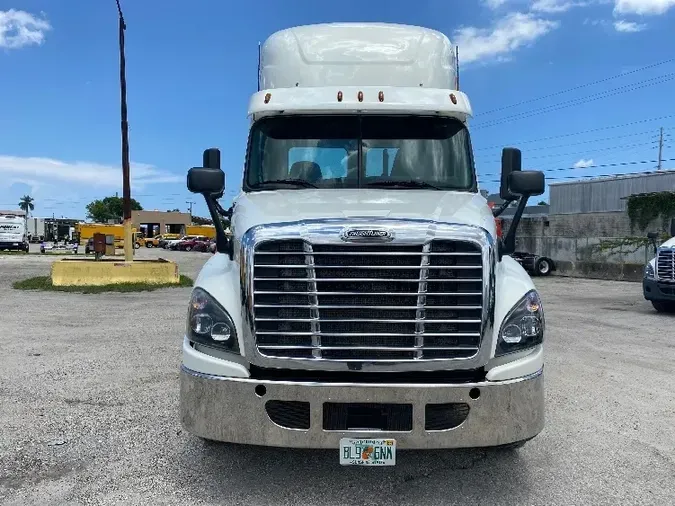 2016 Freightliner X12564ST