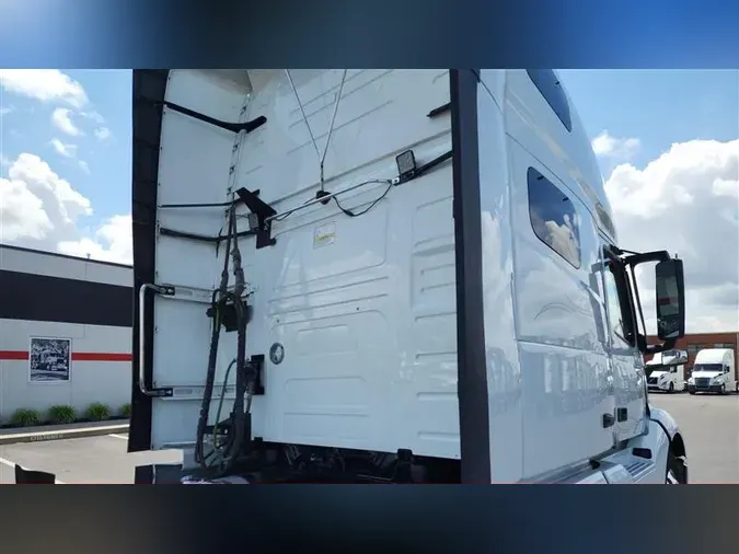 2022 VOLVO VNL760