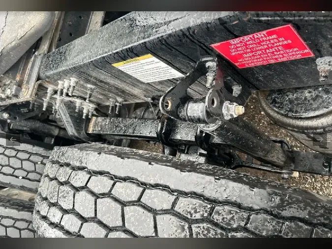 2025 VOLVO VNL64T760