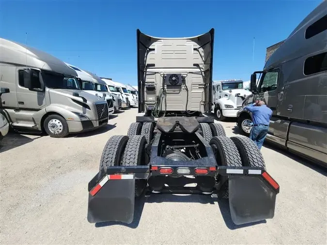 2021 VOLVO VNL760