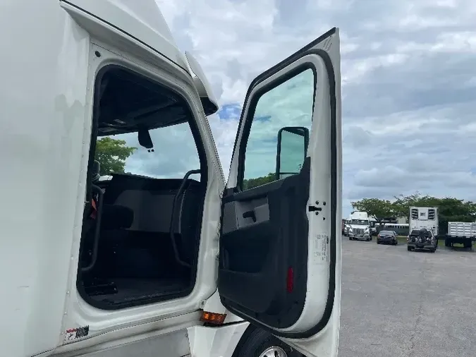 2019 Freightliner T12664ST