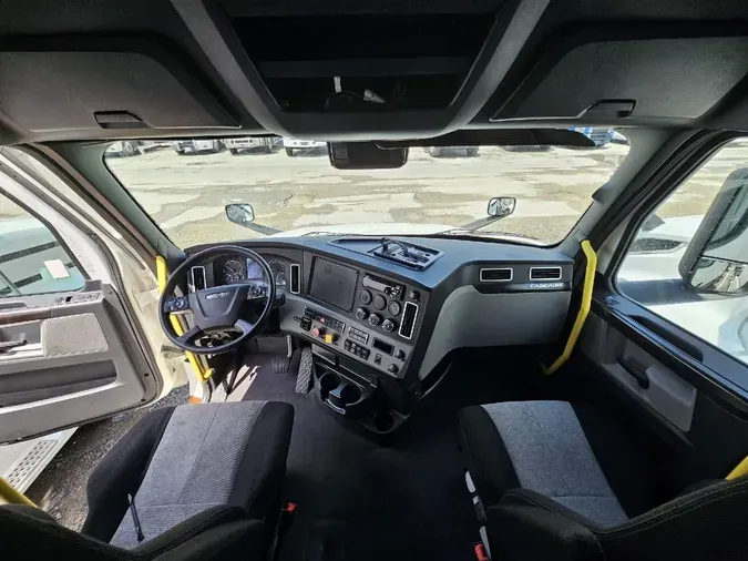 2021 FREIGHTLINER CASCADIA CA126