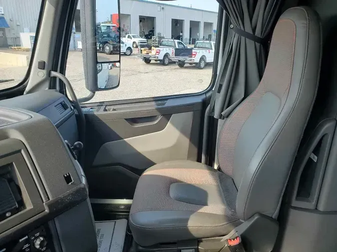 2022 VOLVO VNL64T740