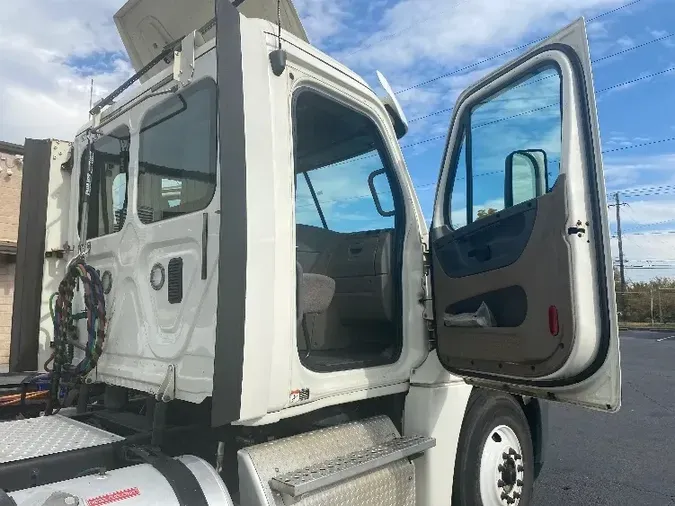 2017 Freightliner X12564ST