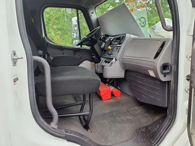 2017 FREIGHTLINER M2 106