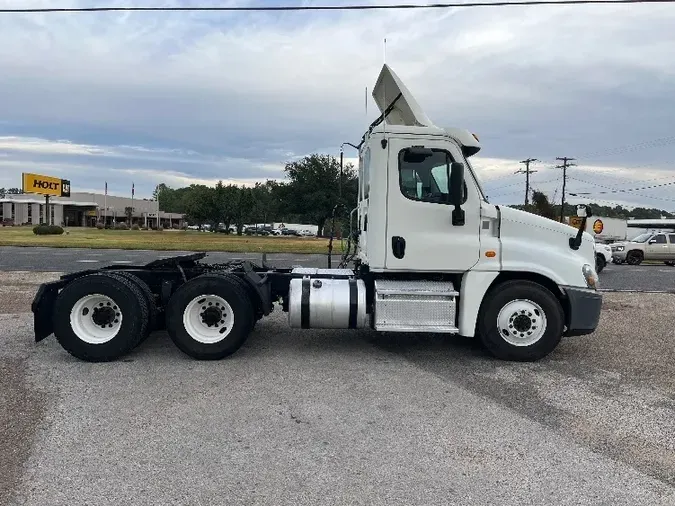 2017 Freightliner X12564ST