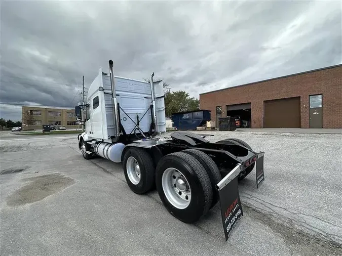 2019 VOLVO VNL740