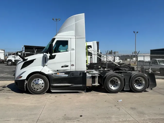 2025 VOLVO VNL64T300