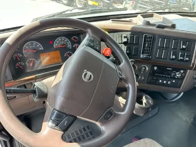 2019 VOLVO VNL64T670