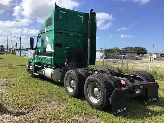 2011 VOLVO VNL670