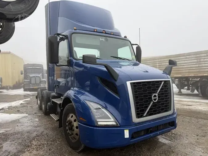 2021 VOLVO VNR64T300