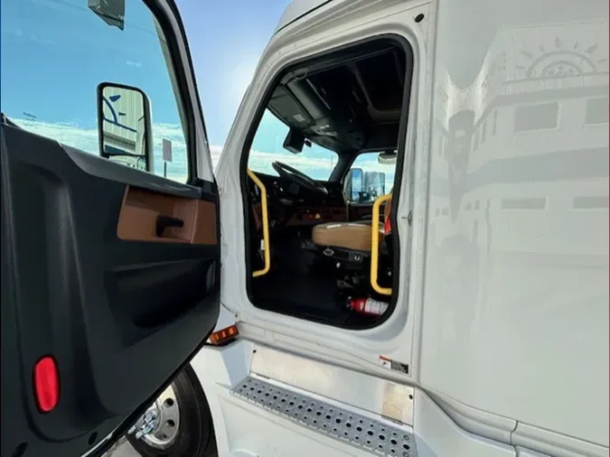 2022 Freightliner CA126SLP