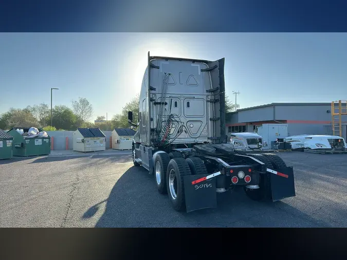 2020 Freightliner Cascadia 126